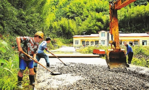 常宁市塔山瑶族乡双河村，施工人员进行通组公路硬化的施工